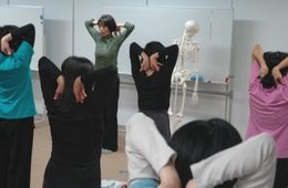 �C���ɂ��X�g���b�`���ċz�@